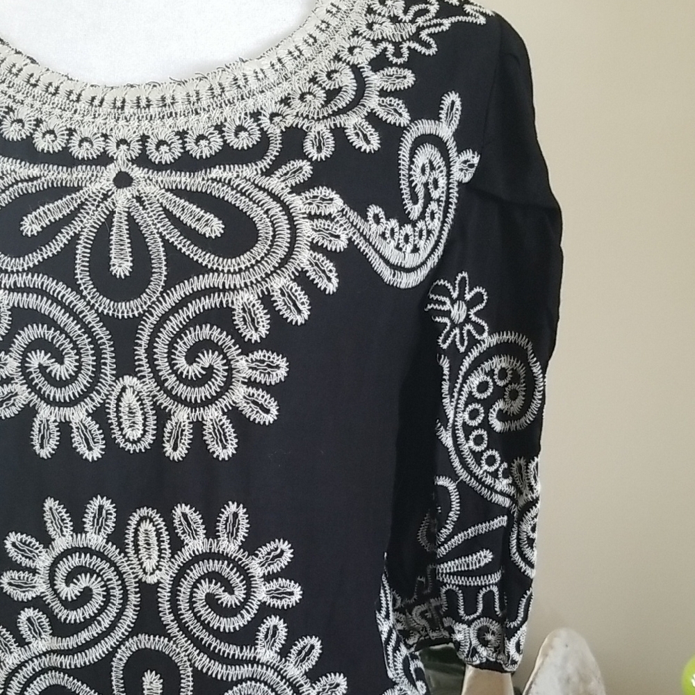 Solitaire Black Top with White Embroidery - Picture 2 of 4